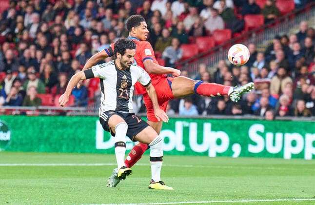 Jude Bellingham, Eng 8 compete for the ball, tackling, duel, header, zweikampf, action, fight against Ilkay Gündogan, DFB 21 in the UEFA Nations League 2022 match ENGLAND - GERMANY in Season 2022 2023 on Sept 26, 2022 in London, Great Britain.