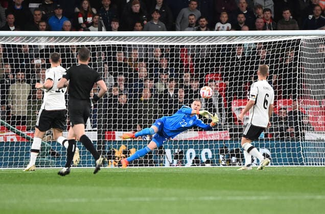 Fussball, Herren, Saison 2022 23, Nations League (Liga A, Gruppe 3, 6. Spieltag) in London, England - Deutschland, v. l. Niklas Süle (Deutschland), Schiedsrichter Craig Pawson (England), Torhüter Marc-Andre ter Stegen (Deutschland), Joshua Kimmich (Deutschland), 26.09. 2022, Copyright: xMatthiasxKochx
