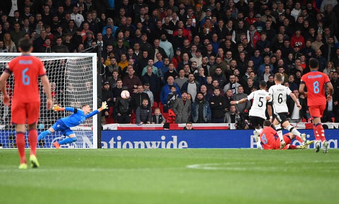 Fussball, Herren, Saison 2022 23, Nations League (Liga A, Gruppe 3, 6. Spieltag) in London, England - Deutschland, Mason Mount (England) erzielt das Tor zum 2:2 gegen Torhüter Marc-Andre ter Stegen (Deutschland), Thilo Kehrer (Deutschland) und Joshua Kimmich (Deutschland), 26.09. 2022, Copyright: xMatthiasxKochx
