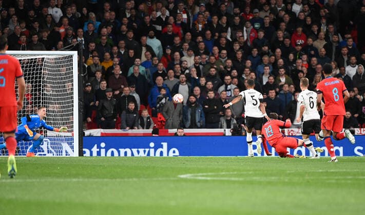 Fussball, Herren, Saison 2022 23, Nations League (Liga A, Gruppe 3, 6. Spieltag) in London, England - Deutschland, Mason Mount (England) erzielt das Tor zum 2:2 gegen Torhüter Marc-Andre ter Stegen (Deutschland), Thilo Kehrer (Deutschland) und Joshua Kimmich (Deutschland), 26.09. 2022, Copyright: xMatthiasxKochx