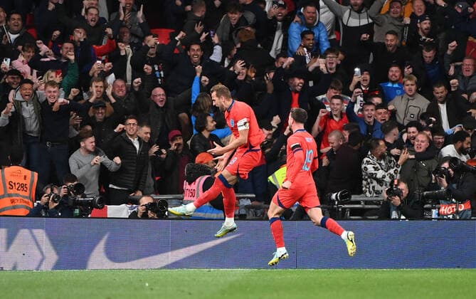 Fussball, Herren, Saison 2022 23, Nations League (Liga A, Gruppe 3, 6. Spieltag) in London, England - Deutschland, v. l. Harry Kane (England), Mason Mount (England), Jubel nach Tor zum 3:2, 26.09. 2022, Copyright: xMatthiasxKochx