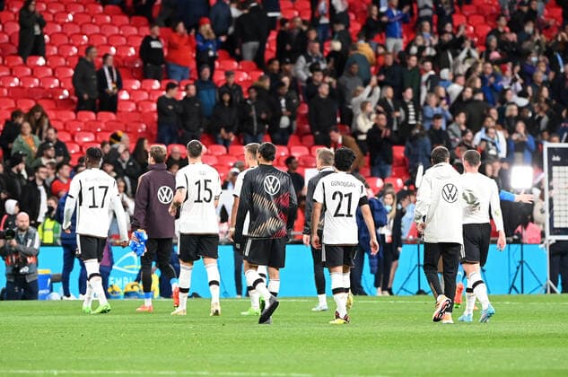 Fussball, Herren, Saison 2022 23, Nations League (Liga A, Gruppe 3, 6. Spieltag) in London, England - Deutschland, v. l. Armel Bella-Kotchap (Deutschland), Torhüter Kevin Trapp (Deutschland), Niklas Süle (Deutschland), Leroy Sane (Deutschland), Ilkay Gündogan (Deutschland), Robin Gosens (Deutschland), Enttäuschung nach Abpfiff, 26.09. 2022, Copyright: xMatthiasxKochx