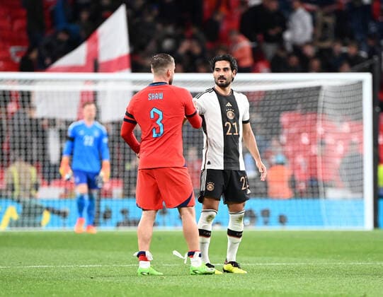 Fussball, Herren, Saison 2022 23, Nations League (Liga A, Gruppe 3, 6. Spieltag) in London, England - Deutschland, v. l. Luke Shaw (England), Ilkay Gündogan (Deutschland) nach Abpfiff, 26.09. 2022, Copyright: xMatthiasxKochx