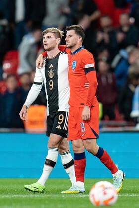 Mason Mount (England, 19) und Timo Werner (Deutschland, 9) haben sich in den Armen nach dem Spiel England vs. Deutschland Germany, Fussball, Nations League, DFB, 26.09.2022 DFB REGULATIONS PROHIBIT ANY USE OF PHOTOGRAPHS AS IMAGE SEQUENCES AND OR QUASI-VIDEO England vs. Deutschland Germany, Fussball, Nations League, DFB, 26.09.2022 London Copyright: xEibner-Pressefoto BahhoxKarax EP_EER