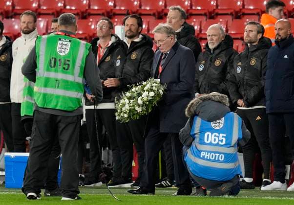 Sheffield, England, 27th September 2022. Former Sheffield Utd and England player Tony Currie lays a wreath in remembrance of Her Majesty the Queen ll during the International Friendly, Länderspiel, Nationalmannschaft match at Bramall Lane, Sheffield. Picture credit should read: Andrew Yates Sportimage EDITORIAL USE ONLY. No use with unauthorised audio, video, data, fixture lists, club league logos or live services. Online in-match use limited to 120 images, no video emulation. No use in betting, games or single club league player publications. SPI-1910-0015