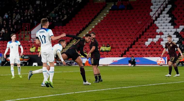 Sport Bilder des Tages Sheffield, England, 27th September 2022. Felix Nmecha of Germany heads the first goal during the International Friendly, Länderspiel, Nationalmannschaft match at Bramall Lane, Sheffield. Picture credit should read: Andrew Yates Sportimage EDITORIAL USE ONLY. No use with unauthorised audio, video, data, fixture lists, club league logos or live services. Online in-match use limited to 120 images, no video emulation. No use in betting, games or single club league player publications. SPI-1910-0033
