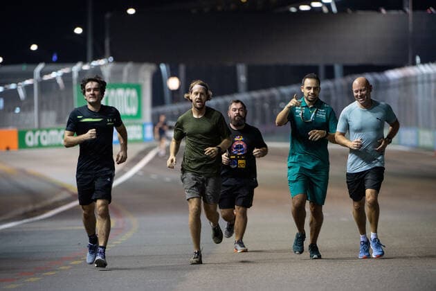Sebastian Vettel (GER, Aston Martin Aramco Cognizant F1 Team 5) geht mit Teammitgliedern joggen, SIN, Formel 1 Grand Prix von Singapur, Marina Bay Circuit, Mediaday, 29.09.2022 SIN, Formel 1 Grand Prix von Singapur, Marina Bay Circuit, Mediaday, 29.09.2022 Singapur Copyright: xEibner Memmlerx EP_MMR