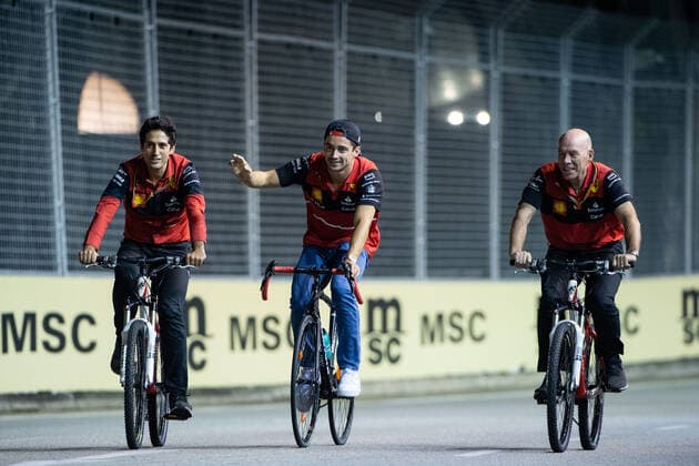 Charles Leclerc (MCO, Scuderia Ferrari 16) und Team fahren mit dem Fahrrad um die Rennstrecke, SIN, Formel 1 Grand Prix von Singapur, Marina Bay Circuit, Mediaday, 29.09.2022 SIN, Formel 1 Grand Prix von Singapur, Marina Bay Circuit, Mediaday, 29.09.2022 Singapur Copyright: xEibner Memmlerx EP_MMR