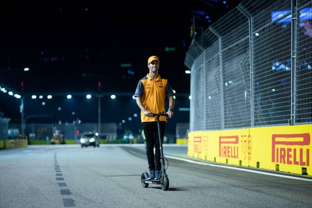 Daniel Ricciardo (AUS, McLaren F1 Team 3) mit Scooter beim Trackwalk, SIN, Formel 1 Grand Prix von Singapur, Marina Bay Circuit, Mediaday, 29.09.2022 SIN, Formel 1 Grand Prix von Singapur, Marina Bay Circuit, Mediaday, 29.09.2022 Singapur Copyright: xEibner Memmlerx EP_MMR