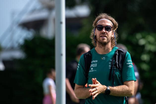 Sebastian Vettel (GER, Aston Martin Aramco Cognizant F1 Team 5) kommt ins Fahrerlager, SIN, Formel 1 Grand Prix von Singapur, Marina Bay Circuit, Freies Training, 30.09.2022 SIN, Formel 1 Grand Prix von Singapur, Marina Bay Circuit, Freies Training, 30.09.2022 Singapur Copyright: xEibner Memmlerx EP_MMR