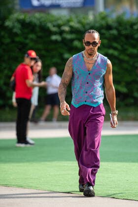 Lewis Hamilton (UK, Mercedes AMG Petronas F1 Team 44) kommt mit neuer Mode ins Fahrerlager, SIN, Formel 1 Grand Prix von Singapur, Marina Bay Circuit, Freies Training, 30.09.2022 SIN, Formel 1 Grand Prix von Singapur, Marina Bay Circuit, Freies Training, 30.09.2022 Singapur Copyright: xEibner Memmlerx EP_MMR
