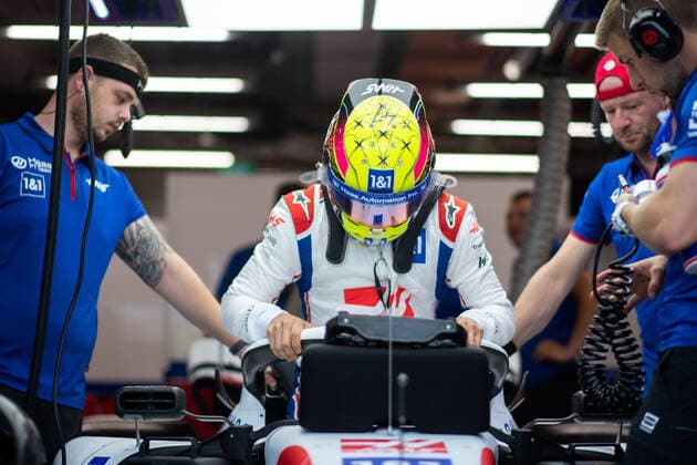 Mick Schumacher (GER, Haas F1 Team 47) steigt in der Box in sein Auto im VF-22 ein, SIN, Formel 1 Grand Prix von Singapur, Marina Bay Circuit, Freies Training, 30.09.2022 SIN, Formel 1 Grand Prix von Singapur, Marina Bay Circuit, Freies Training, 30.09.2022 Singapur Copyright: xEibner Memmlerx EP_MMR