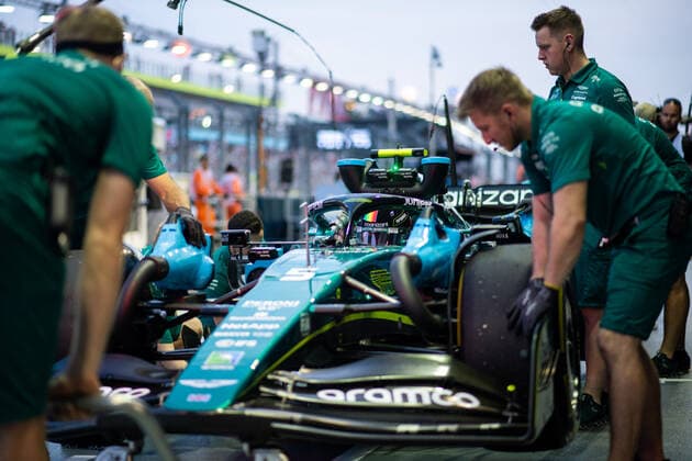 Sebastian Vettel (GER, Aston Martin Aramco Cognizant F1 Team 5) im AMR22 in der Boxengasse, SIN, Formel 1 Grand Prix von Singapur, Marina Bay Circuit, Freies Training, 30.09.2022 SIN, Formel 1 Grand Prix von Singapur, Marina Bay Circuit, Freies Training, 30.09.2022 Singapur Copyright: xEibner Memmlerx EP_MMR