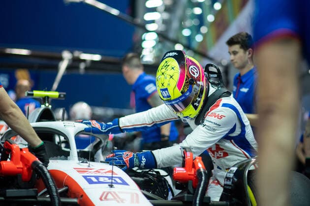 Mick Schumacher (GER, Haas F1 Team 47) steigt in der Box aus seinem Auto VF-22 aus, SIN, Formel 1 Grand Prix von Singapur, Marina Bay Circuit, Freies Training, 30.09.2022 SIN, Formel 1 Grand Prix von Singapur, Marina Bay Circuit, Freies Training, 30.09.2022 Singapur Copyright: xEibner Memmlerx EP_MMR