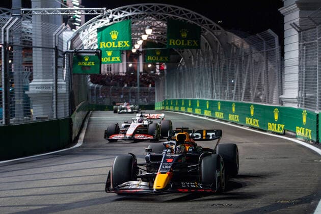 Max Verstappen (NED, Oracle Red Bull Racing 1) im RB18 vor Kevin Magnussen (DEN, Haas F1 Team 20), SIN, Formel 1 Grand Prix von Singapur, Marina Bay Circuit, Freies Training, 30.09.2022 SIN, Formel 1 Grand Prix von Singapur, Marina Bay Circuit, Freies Training, 30.09.2022 Singapur Copyright: xEibner Memmlerx EP_MMR