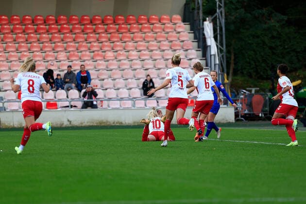 Flyeralarm Frauen Bundesliga 2022-2023, 1. FC Köln - 1. FFC Turbine Potsdam Jubel nach dem 1:0 durch Sharon Beck (FC, 10) mit Mandy Islacker (FC, 8), Celina Degen (FC, 5), Myrthe Moorrees (FC, 6), Genessee Puntigam (FC, 13) Köln Franz-Kremer-Stadion, Rasenplatz NRW Deutschland