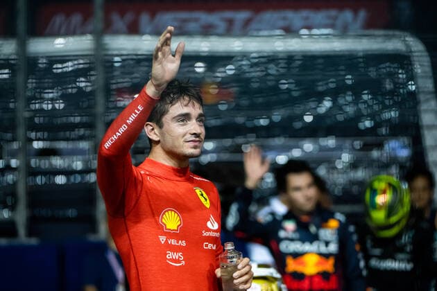 Charles Leclerc (MCO, Scuderia Ferrari 16) freut sich ueber seine Pole Position, SIN, Formel 1 Grand Prix von Singapur, Marina Bay Circuit, Qualifying, 01.10.2022 SIN, Formel 1 Grand Prix von Singapur, Marina Bay Circuit, 3. Freies Training, 01.10.2022 Singapur Copyright: xEibner Memmlerx EP_MMR