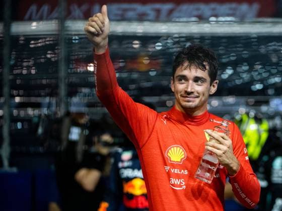 Sport Bilder des Tages Charles Leclerc (MCO, Scuderia Ferrari 16) freut sich ueber seine Pole Position, SIN, Formel 1 Grand Prix von Singapur, Marina Bay Circuit, Qualifying, 01.10.2022 SIN, Formel 1 Grand Prix von Singapur, Marina Bay Circuit, 3. Freies Training, 01.10.2022 Singapur Copyright: xEibner Memmlerx EP_MMR