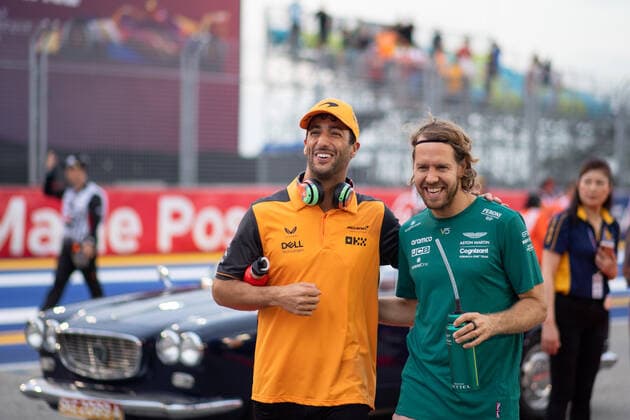 Daniel Ricciardo (AUS, McLaren F1 Team 3) lacht vor dem rennen mit Sebastian Vettel (GER, Aston Martin Aramco Cognizant F1 Team 5), SIN, Formel 1 Grand Prix von Singapur, Marina Bay Circuit, Rennen, 02.10.2022 SIN, Formel 1 Grand Prix von Singapur, Marina Bay Circuit, Rennen, 02.10.2022 Singapur Copyright: xEibner Memmlerx EP_MMR