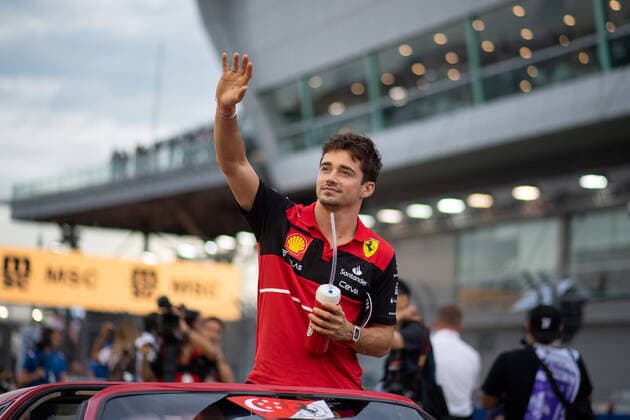 Charles Leclerc (MCO, Scuderia Ferrari 16) winkt bei der Fahrerparade vor dem Rennen, SIN, Formel 1 Grand Prix von Singapur, Marina Bay Circuit, Rennen, 02.10.2022 SIN, Formel 1 Grand Prix von Singapur, Marina Bay Circuit, Rennen, 02.10.2022 Singapur Copyright: xEibner Memmlerx EP_MMR
