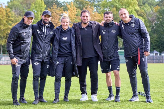 02.10.2022, GER, Frauenfußball, 2. BL, 2022 2023, RB Leipzig - 1. FC Köln U20 v.l.n.r.: Maximilian Ewald (Athletiktrainer RB Leipzig), Marius Nowoisky (Co-Trainer RB Leipzig), Anja Mittag (Co-Trainerin RB Leipzig), Saban Uzun (Cheftrainer RB Leipzig), Niko Sternberg (Torwarttrainer RB Leipzig), Karsten Klein (Mannschaftsleiter RB Leipzig), nach Abpfiff, Gruppenbild, zufrieden Markranstädt Stadion am Bad Sachsen Deutschland