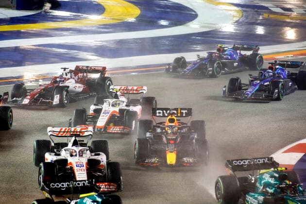 Start, 20 Kevin Magnussen (DNK, Haas F1 Team), 1 Max Verstappen (NLD, Oracle Red Bull Racing), 47 Mick Schumacher (DEU, Haas F1 Team), 77 Valtteri Bottas (FIN, Alfa Romeo F1 Team ORLEN), F1 Grand Prix of Singapore at Marina Bay Street Circuit on October 2, 2022 in Singapore, Singapore. (Photo by HOCH ZWEI) Singapore Singapore