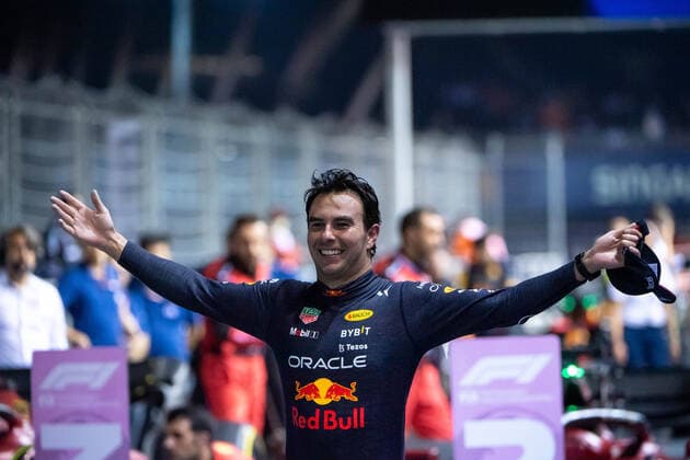 Sergio Checo Perez (MEX, Oracle Red Bull Racing 11) jubelt ueber seinen Sieg, SIN, Formel 1 Grand Prix von Singapur, Marina Bay Circuit, Rennen, 02.10.2022 SIN, Formel 1 Grand Prix von Singapur, Marina Bay Circuit, Rennen, 02.10.2022 Singapur Copyright: xEibner Memmlerx EP_MMR