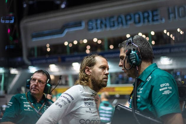 Sebastian Vettel (GER, Aston Martin Aramco Cognizant F1 Team 5) spricht in der Startaufstellung mit seinem Renningenieur Christopher Cronin (Aston Martin), SIN, Formel 1 Grand Prix von Singapur, Marina Bay Circuit, Rennen, 02.10.2022 SIN, Formel 1 Grand Prix von Singapur, Marina Bay Circuit, Rennen, 02.10.2022 Singapur Copyright: xEibner Memmlerx EP_MMR