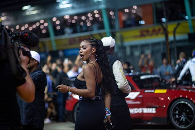 J Rey Soul (Jessica Seria Reynoso, Band Black Eyed Peas) in der Startaufstellung, SIN, Formel 1 Grand Prix von Singapur, Marina Bay Circuit, Rennen, 02.10.2022 SIN, Formel 1 Grand Prix von Singapur, Marina Bay Circuit, Rennen, 02.10.2022 Singapur Copyright: xEibner Memmlerx EP_MMR