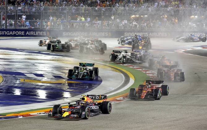Start of the race: 11 PEREZ Sergio (mex), Red Bull Racing RB18, 16 LECLERC Charles (mco), Scuderia Ferrari F1-75, 55 SAINZ Carlos (spa), Scuderia Ferrari F1-75, 44 HAMILTON Lewis (gbr), Mercedes AMG F1 Team W13, action during the Formula 1 Singapore Airlines Singapore Grand Prix 2022, 17th round of the 2022 FIA Formula One World Championship, WM, Weltmeisterschaft from September 30 to October 02, 2022 on the Marina Bay Street Circuit, in Singapore - FORMULE 1 : Grand Prix de nuit de Singapour - 02 10 2022 DPPI Panoramic 20221002_F12022GP17SIN_JK136607