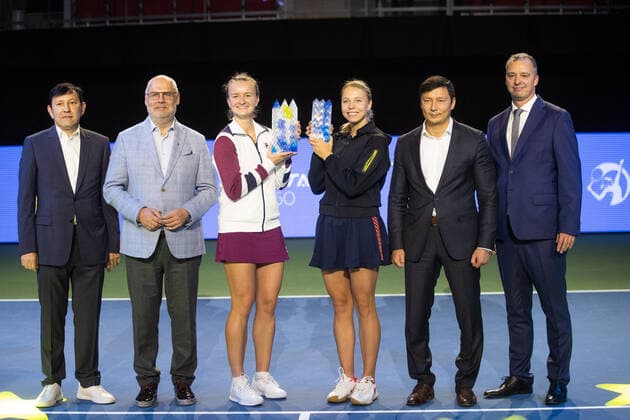 02.10.2022, Tallinn. WTA, Tennis Damen 250 Tallinn Open tennis tournament. Anett Kontaveit vs Barbora Krejcikova. Krejcikova won 6:2, 6:3. On the photo from left President of the Estonian Tennis Association Enn Pant, Estonian president Alar Karis, Barbora Krejcikova, Anett Kontaveit, mayor of Tallinn Mihhail Kõlvart, organiser of the tennis tournament Allar Hint. Photo Tairo Lutter, Postimees, Tallinn Harjumaa Estonia 1TL02OCT22B432 Copyright: xTairoxLutterx Barbora Krejcikova, Anett Kontaveit, Alar Karis, Enn Pant, Mihhail Kõlvart, Allar Hint