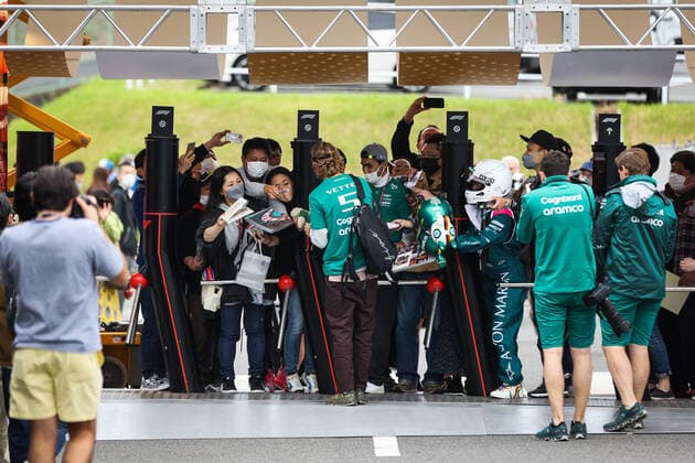 VETTEL Sebastian (ger), Aston Martin F1 Team AMR22, portrait with spectators, fans during the Formula 1 Honda Japanese Grand Prix 2022, 18th round of the 2022 FIA Formula One World Championship, WM, Weltmeisterschaft from October 7 to 9, 2022 on the Suzuka International Racing Course, in Suzuka, Mie Prefecture, Japan - F1 - JAPANESE GRAND PRIX 2022 DPPI Panoramic 00122041_AV6_6859