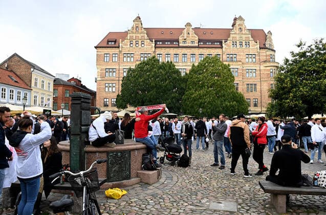 Fussball, Herren, Saison 2022 2023, Europa League, Malmö FF - 1. FC Union Berlin (Gruppenphase, Gruppe D, 3. Spieltag), Fans von Union am Tag des Spiels in Malmö am Lilla Torg, viele Fans tragen die weißen Mottojacken mit dem Aufdruck Union-Fans in Europa mit einer Fähre und der Aufschrift Reisekader als Motiv, 06.10. 2022, Copyright: xMatthiasxKochx