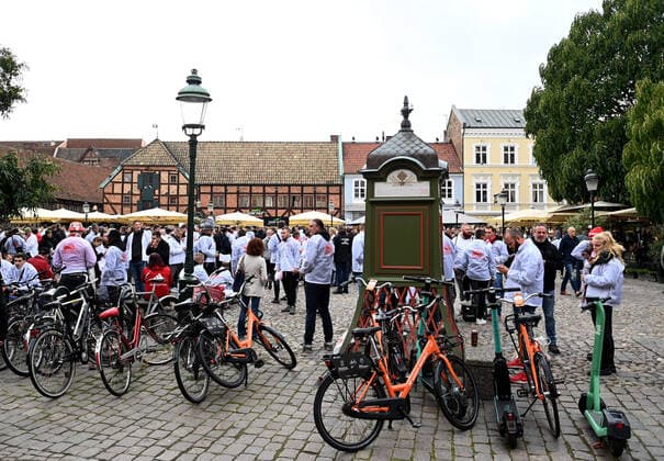 Fussball, Herren, Saison 2022 2023, Europa League, Malmö FF - 1. FC Union Berlin (Gruppenphase, Gruppe D, 3. Spieltag), Fans von Union am Tag des Spiels in Malmö am Lilla Torg, viele Fans tragen die weißen Mottojacken mit dem Aufdruck Union-Fans in Europa mit einer Fähre und der Aufschrift Reisekader als Motiv, 06.10. 2022, Copyright: xMatthiasxKochx