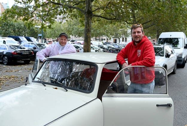 Fussball, Herren, Saison 2022 2023, Europa League, Malmö FF - 1. FC Union Berlin (Gruppenphase, Gruppe D, 3. Spieltag), Fans von Union am Tag des Spiels in Malmö am Lilla Torg, v. l. Pierre Gelbke und Andreas Knoll reisten mit einem Trabant aus Zeuthen bzw. Schulzendorf via Rostock (Fähre) nach Malmö, 06.10. 2022, Copyright: xMatthiasxKochx