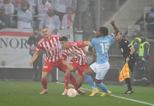 Fussball, Herren, Saison 2022 2023, Europa League, Malmö FF - 1. FC Union Berlin (Gruppenphase, Gruppe D, 3. Spieltag), v. l. Julian Ryerson (1. FC Union), iJanik Haberer (1. FC Union Berlin), Joseph Ceesay (Malmö FF), 06.10. 2022, Copyright: xMatthiasxKochx