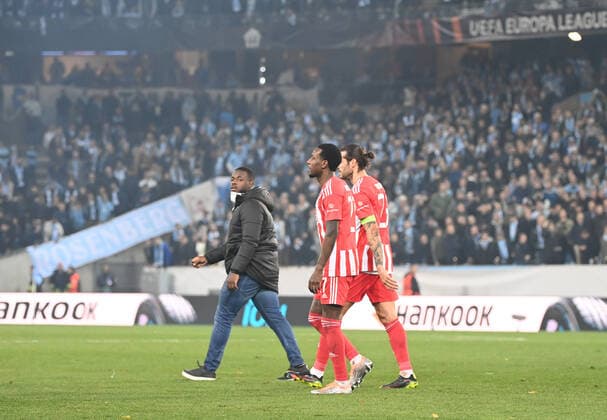 Fussball, Herren, Saison 2022 2023, Europa League, Malmö FF - 1. FC Union Berlin (Gruppenphase, Gruppe D, 3. Spieltag), aus den Blöcken der Fans von Union werden Raketen aufs Feld geschossen, das Spiel wurde unterbrochen, Sheraldo Becker (1. FC Union), Christopher Trimmel (1. FC Union) gehen vom Feld, 06.10. 2022, Copyright: xMatthiasxKochx