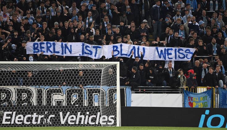 Sport Bilder des Tages Fussball, Herren, Saison 2022 2023, Europa League, Malmö FF - 1. FC Union Berlin (Gruppenphase, Gruppe D, 3. Spieltag), aus den Blöcken der Fans von Union werden Raketen aufs Feld geschossen, das Spiel wurde unterbrochen, Fans von Malmö provozieren die Fans bon Union, Berlin ist Blau Weiss, 06.10. 2022, Copyright: xMatthiasxKochx