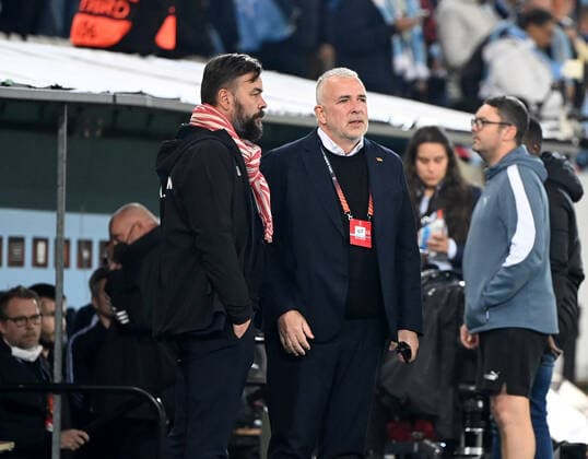 Fussball, Herren, Saison 2022 2023, Europa League, Malmö FF - 1. FC Union Berlin (Gruppenphase, Gruppe D, 3. Spieltag), v. l. Presse- und Stadionsprecher Christian Arbeit (1. FC Union), Präsident Dirk Zingler (1. FC Union) während der Spielunterbrechung nach den Pyro-Ausschreitungen in der zweiten Halbzeit, 06.10. 2022, Copyright: xMatthiasxKochx