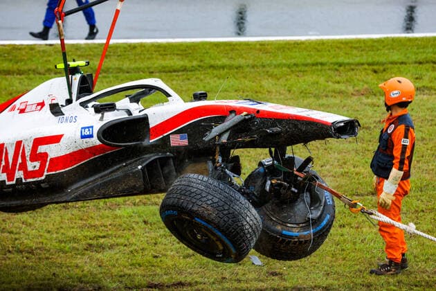 wheel tethers 47 SCHUMACHER Mick (ger), Haas F1 Team VF-22 Ferrari, action crash, accident, during the Formula 1 Honda Japanese Grand Prix 2022, 18th round of the 2022 FIA Formula One World Championship, WM, Weltmeisterschaft from October 7 to 9, 2022 on the Suzuka International Racing Course, in Suzuka, Mie Prefecture, Japan - F1 - JAPANESE GRAND PRIX 2022 DPPI Panoramic 00122041_AV6_7678