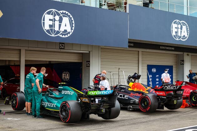 05 VETTEL Sebastian (ger), Aston Martin F1 Team AMR22, 11 PEREZ Sergio (mex), Red Bull Racing RB18, in front of the FIA scrutineering garage during the Formula 1 Honda Japanese Grand Prix 2022, 18th round of the 2022 FIA Formula One World Championship, WM, Weltmeisterschaft from Octobre 7 to 9, 2022 on the Suzuka International Racing Course, in Suzuka, Mie Prefecture, Japan - F1 - JAPANESE GRAND PRIX 2022 DPPI Panoramic 20221008_G00D0887