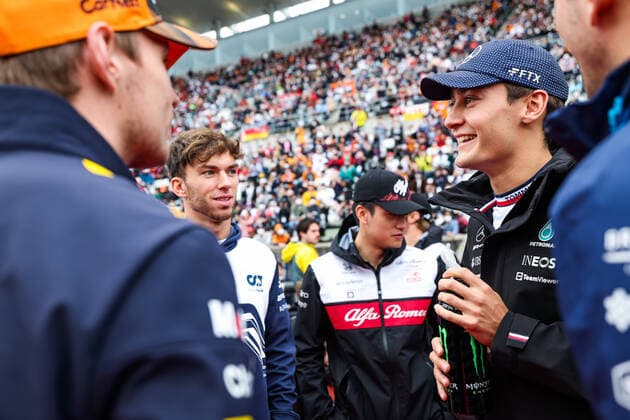 GASLY Pierre (fra), Scuderia AlphaTauri AT03, VERSTAPPEN Max (ned), Red Bull Racing RB18, RUSSELL George (gbr), Mercedes AMG F1 Team W13, portrait during the Formula 1 Honda Japanese Grand Prix 2022, 18th round of the 2022 FIA Formula One World Championship, WM, Weltmeisterschaft from Octobre 7 to 9, 2022 on the Suzuka International Racing Course, in Suzuka, Mie Prefecture, Japan - F1 - JAPANESE GRAND PRIX 2022 - RACE DPPI Panoramic 20221009_GOOD3014