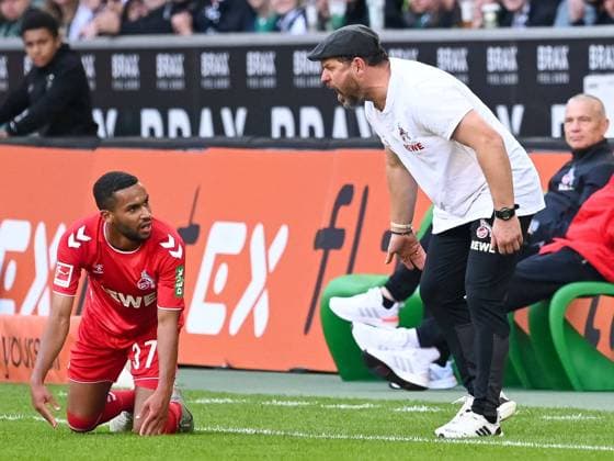 Sport Bilder des Tages Steffen Baumgart (1. FC Koeln, Trainer) will das Linton Maina (1. FC Koeln, 37) sofort wieder aufsteht und wqird etwas laut. Borussia Moenchengladbach vs. 1. FC Koeln, Fussball, Bundesliga, 9. Spieltag, Saison 2022 2023, 09.10.2022 DFB DFL Regulations prohibit any use of Photographs as image sequences and or quasi-video Borussia Moenchengladbach vs. 1. FC Koeln, Fussball, Bundesliga, 9. Spieltag, Saison 2022 2023, 09.10.2022 Moenchengladbach Copyright: xEibner-Pressefoto ThomasxHaeslerx EP_EER