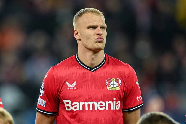 GER, Champions League, Gruppenphase, 4.Spieltag, Bayer Leverkusen vs. FC Porto 12.10.2022, BayArena , Leverkusen , GER, Champions League, Gruppenphase, 4.Spieltag, Bayer Leverkusen vs. FC Porto im Bild picture shows Mitchel Bakker (Bayer Leverkusen 5) schaut grimmig.