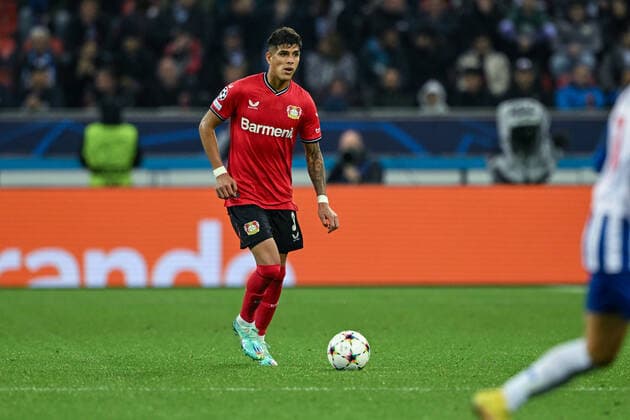 GER, Champions League, Gruppenphase, 4.Spieltag, Bayer Leverkusen vs. FC Porto 12.10.2022, BayArena , Leverkusen , GER, Champions League, Gruppenphase, 4.Spieltag, Bayer Leverkusen vs. FC Porto im Bild picture shows Piero Hincapie (Bayer Leverkusen 3) läuft mit dem Ball am Fuß.