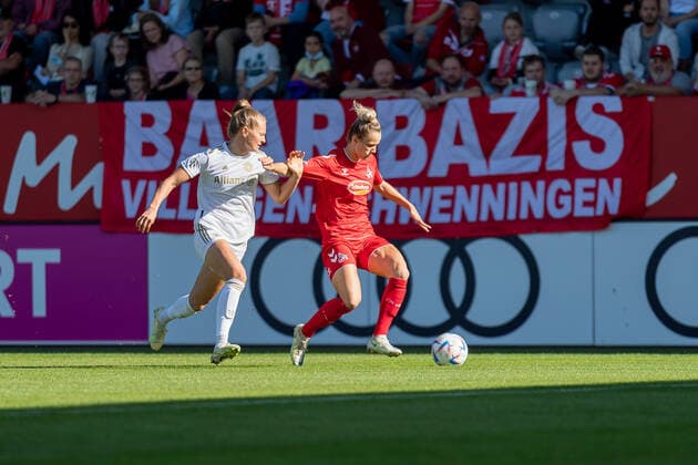 Maximiliane Rall (FC Bayern Muenchen Frauen, 8) verfolgt Jana Beuschlein (1. FC Koeln, 23). FC Bayern Muenchen Frauen gegen 1. FC Koeln, Fussball, Frauen-Bundesliga, 4. Spieltag, Saison 2022 2023, 16.10.2022. (DFL DFB REGULATIONS PROHIBIT ANY USE OF PHOTOGRAPHS as IMAGE SEQUENCES and or QUASI-VIDEO). FC Bayern Muenchen Frauen gegen 1. FC Koeln, Fussball, Frauen-Bundesliga, 4. Spieltag, Saison 2022 2023, 16.10.2022. Muenchen Copyright: xEibner-Pressefoto HeikexFeinerx EP_HFR
