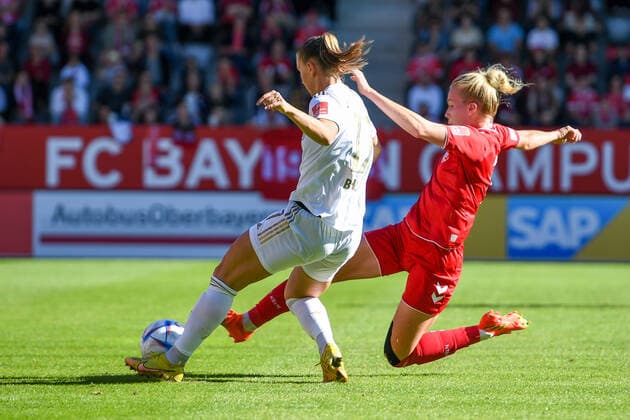 v.li.: Klara Bühl (FC Bayern München, FCB, 17) Celina Degen (Köln, 5) im Zweikampf, Duell, duel, tackle, Dynamik, Action, Aktion, 16.10.2022, München (Deutschland), Fussball, Flyeralarm Frauen-Bundesliga, FC Bayern München - 1. FC Köln, DFB DFL REGULATIONS PROHIBIT ANY USE OF PHOTOGRAPHS AS IMAGE SEQUENCES AND OR QUASI-VIDEO.