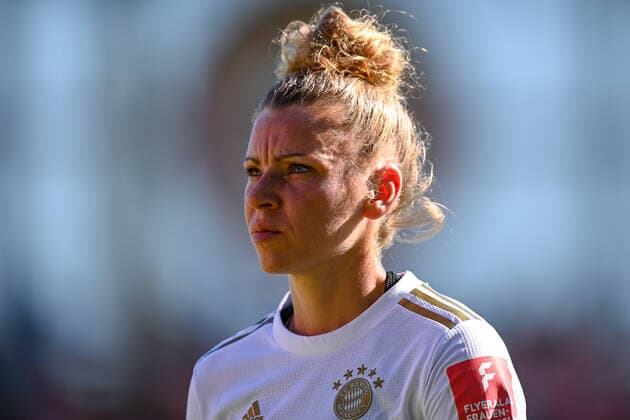 Linda Dallmann (FC Bayern München, FCB, 10) Einzelbild, Aktion, Action Porträt, Portrait, 16.10.2022, München (Deutschland), Fussball, Flyeralarm Frauen-Bundesliga, FC Bayern München - 1. FC Köln, DFB DFL REGULATIONS PROHIBIT ANY USE OF PHOTOGRAPHS AS IMAGE SEQUENCES AND OR QUASI-VIDEO.