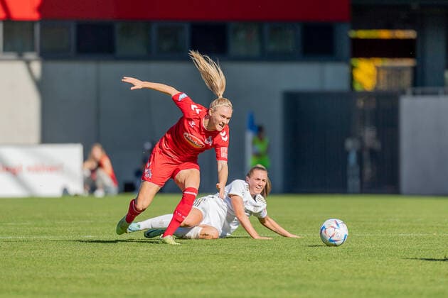 Sarah Puntigam (1. FC Koeln, 17) gegen Georgia Stanway (FC Bayern Muenchen Frauen, 31). FC Bayern Muenchen Frauen gegen 1. FC Koeln, Fussball, Frauen-Bundesliga, 4. Spieltag, Saison 2022 2023, 16.10.2022. (DFL DFB REGULATIONS PROHIBIT ANY USE OF PHOTOGRAPHS as IMAGE SEQUENCES and or QUASI-VIDEO). FC Bayern Muenchen Frauen gegen 1. FC Koeln, Fussball, Frauen-Bundesliga, 4. Spieltag, Saison 2022 2023, 16.10.2022. Muenchen Copyright: xEibner-Pressefoto HeikexFeinerx EP_HFR