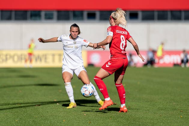 Klara Buehl (FC Bayern Muenchen Frauen, 17) gegen Mandy Islacker (1. FC Koeln, 8). FC Bayern Muenchen Frauen gegen 1. FC Koeln, Fussball, Frauen-Bundesliga, 4. Spieltag, Saison 2022 2023, 16.10.2022. (DFL DFB REGULATIONS PROHIBIT ANY USE OF PHOTOGRAPHS as IMAGE SEQUENCES and or QUASI-VIDEO). FC Bayern Muenchen Frauen gegen 1. FC Koeln, Fussball, Frauen-Bundesliga, 4. Spieltag, Saison 2022 2023, 16.10.2022. Muenchen Copyright: xEibner-Pressefoto HeikexFeinerx EP_HFR